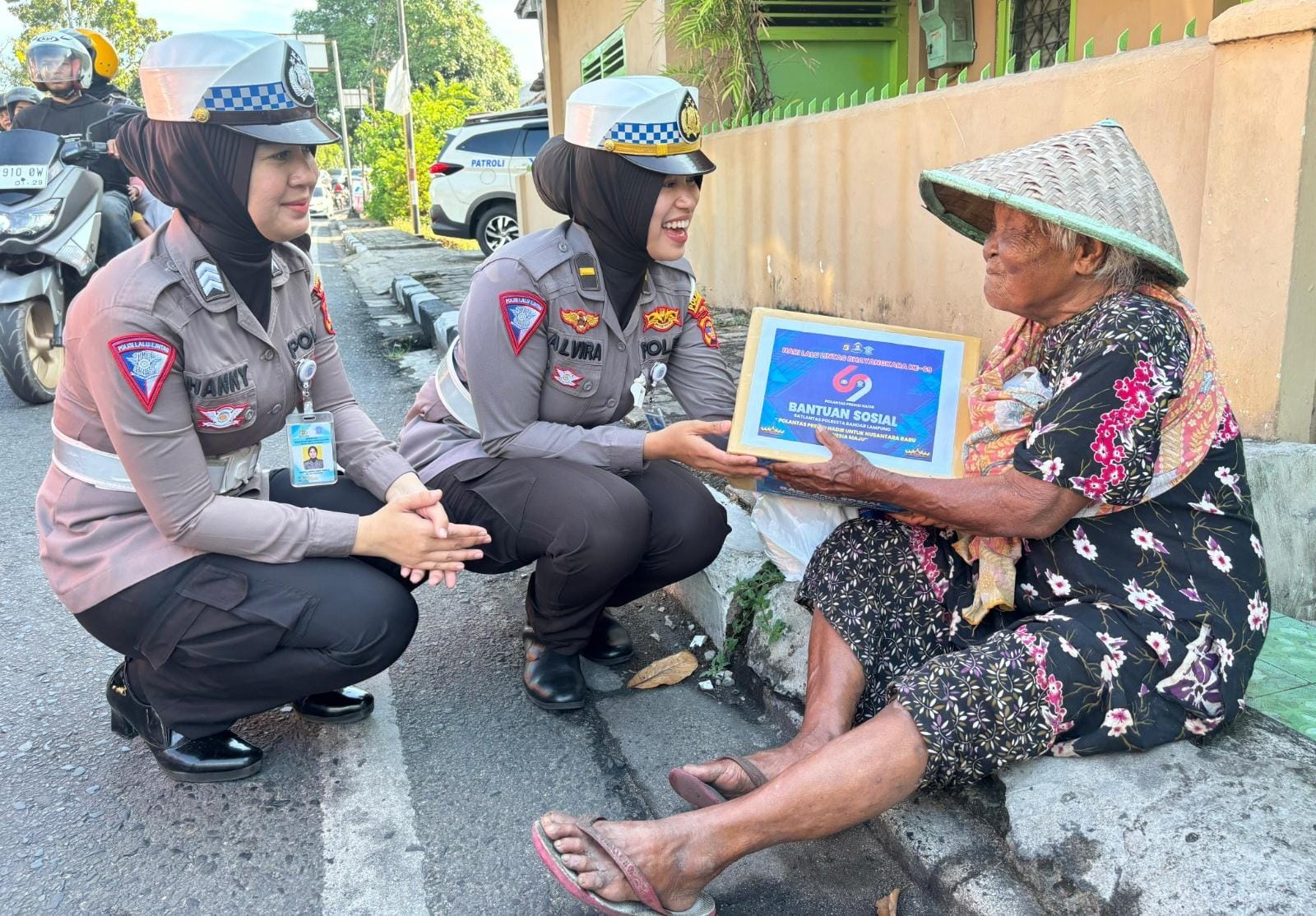 Hari Lalu Lintas Bhayangkara, Satlantas Polresta Bandar Lampung Bagikan Sembako untuk Warga Kurang Mampu.