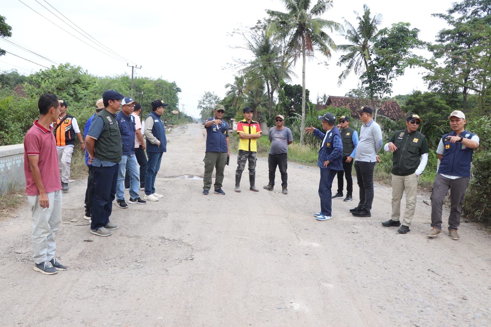 Program Kolaborasi Pemprov – Swasta Benahi Jalan Rusak di Way Kanan Dimulai 