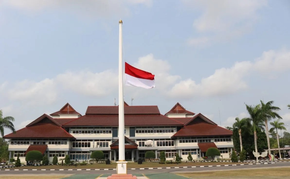 30 September: Mengapa Merah Putih Dikibarkan Setengah Tiang?