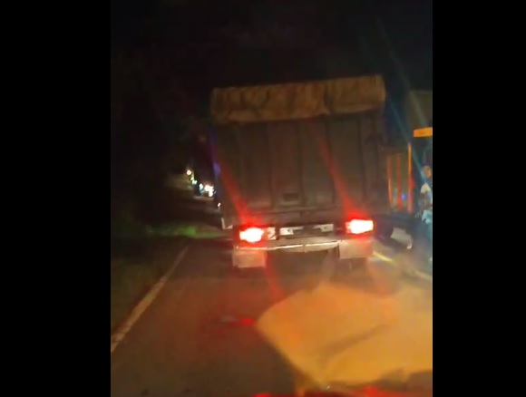 Seratusan Truk ODOL Batubara Terobos Blokade Warga : Kemacetan Parah di Jalinsum Rabu Malam