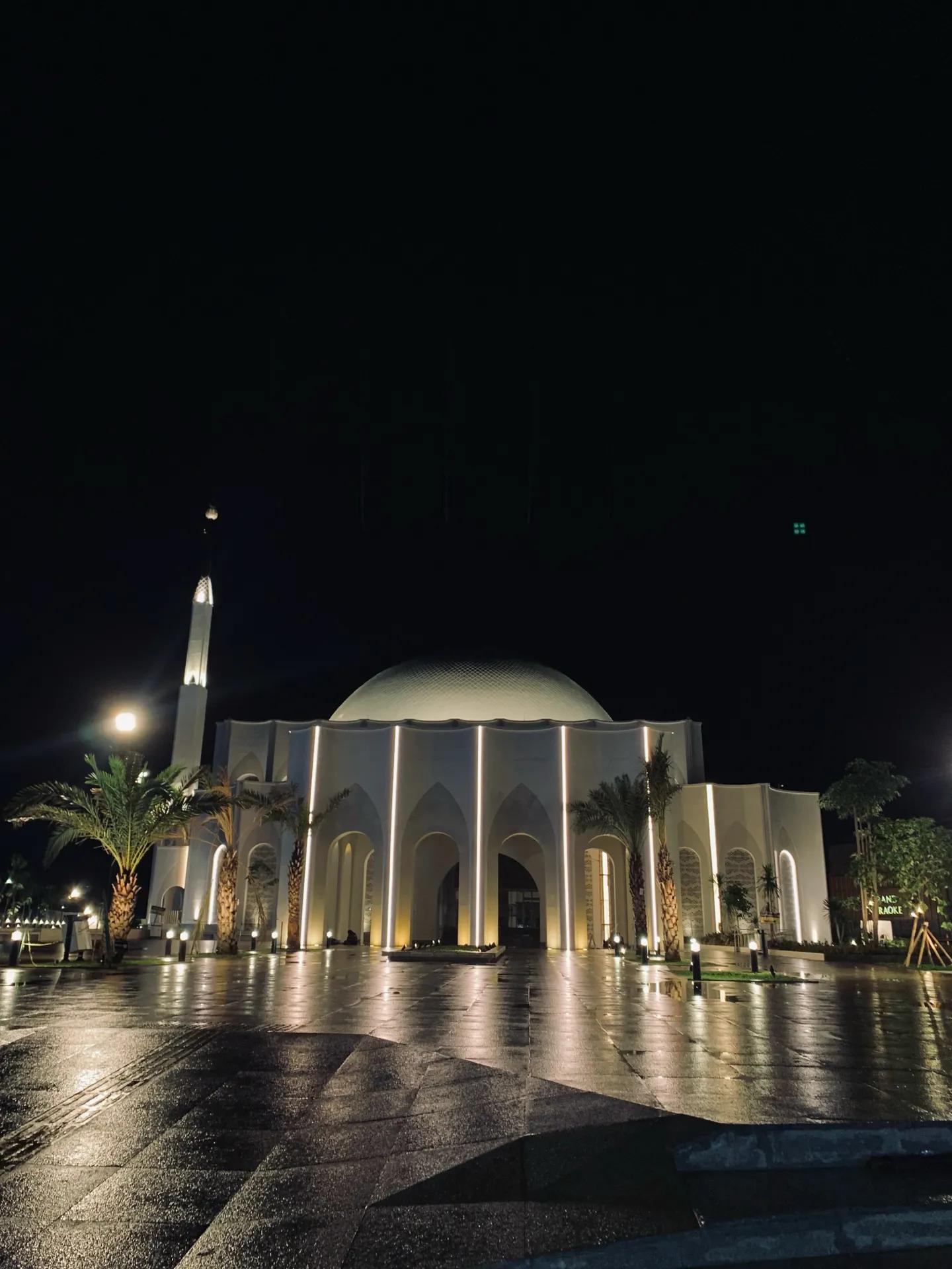 Porsinya Terbatas, Warga Bandar Lampung Tetap 'Serbu' Bukber di Masjid Raya Al-Bakrie