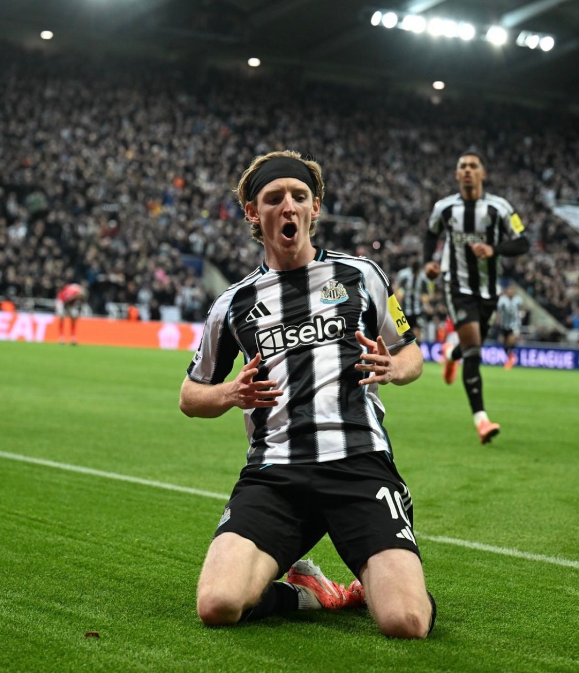Newcastle Libas Benfica 3-0: Anthony Gordon dan Barnes Bawa The Magpies Berpesta di St. James’ Park