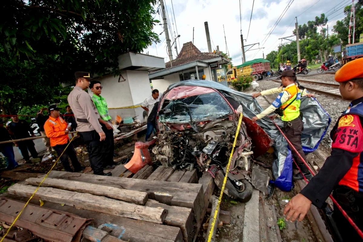 Kecelakaan Maut di Perlintasan Prambanan, KA Bangunkarta Tabrak Tiga Kendaraan Sekaligus