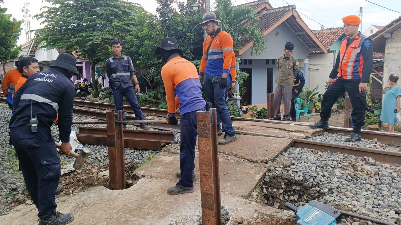 Sepanjang 2025, KAI Divre IV Tanjung Karang Tertibkan Puluhan Perlintasan Ilegal