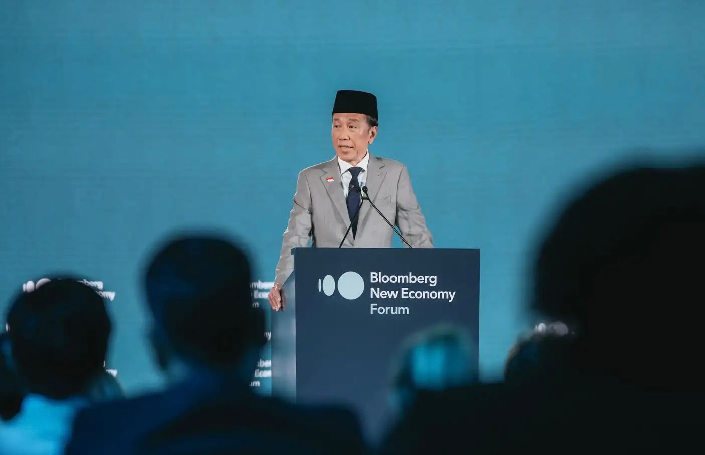 Jokowi Banggakan Lompatan Digital Indonesia di Bloomberg Forum Singapura 2025