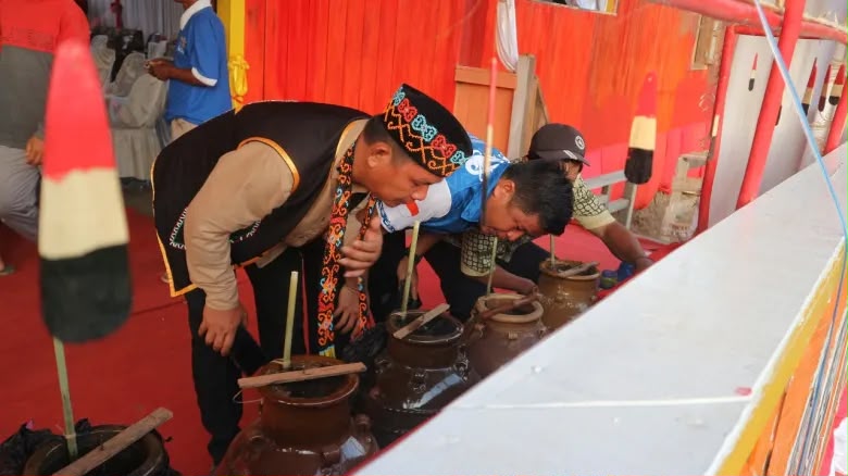 Ginum Pengasih Dayak Bulusu, Tradisi Menyambut Tamu dengan Minuman dan Mantra Adat