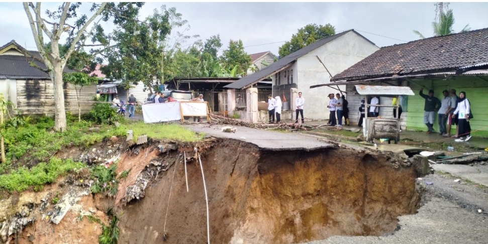 Bupati Lampung Barat Tindak Cepat Tanah Longsor di Way Tenong: Jalan Terputus, Warga Terancam