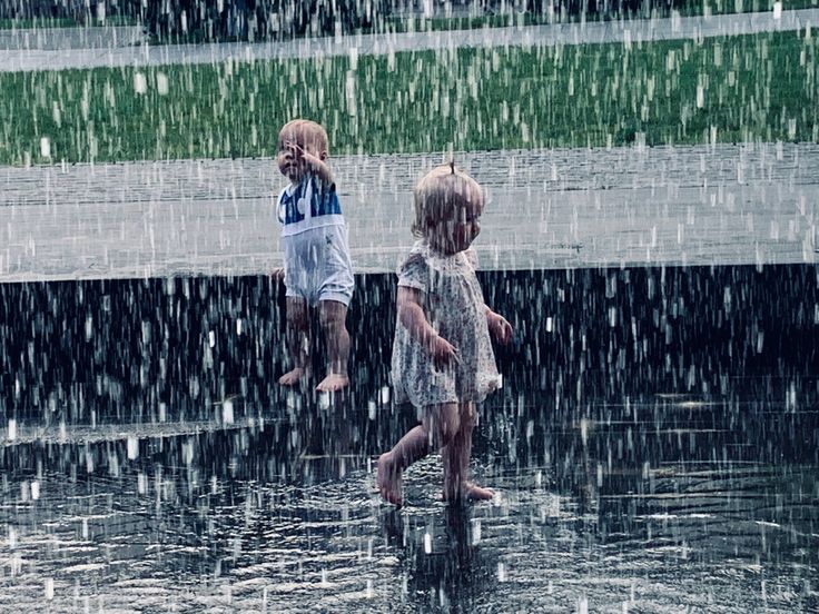 Efek Mandi Air Hujan, Apakah Benar Bisa Menyebabkan Sakit?