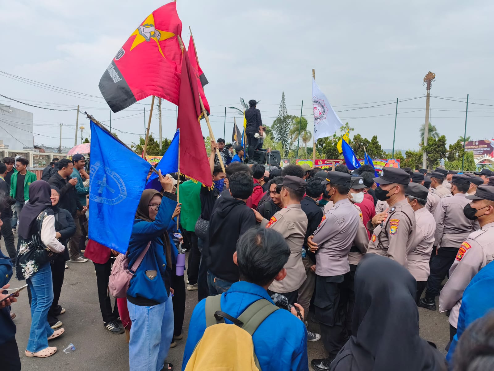 Unjuk Rasa Aliansi Lampung Melawan Tembus Barikade Kawat Berduri