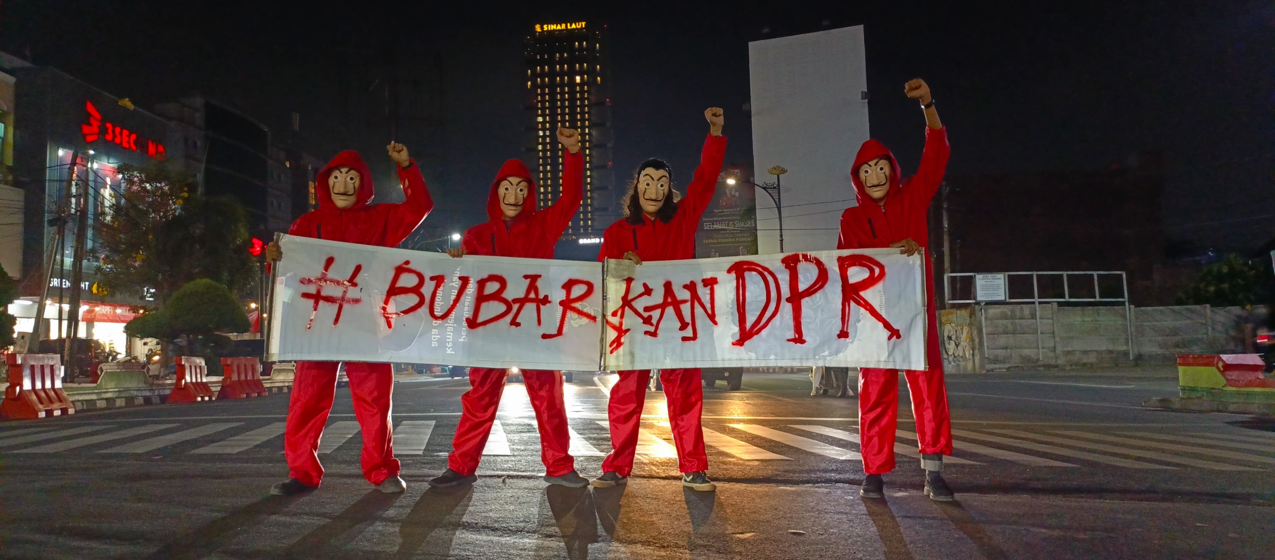 Bubarkan DPR, Kelompok Studi Kader (KLASIKA) dan Kelompok Lingkaran Ketjil Menggelar Aksi Protes