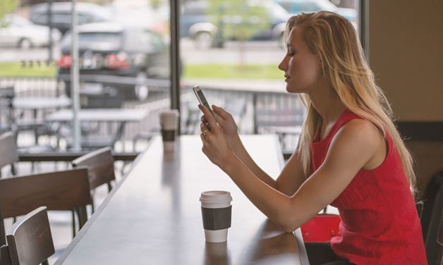 Pertemanan di Era Digital: Dekat di Chat, Jauh di Hati