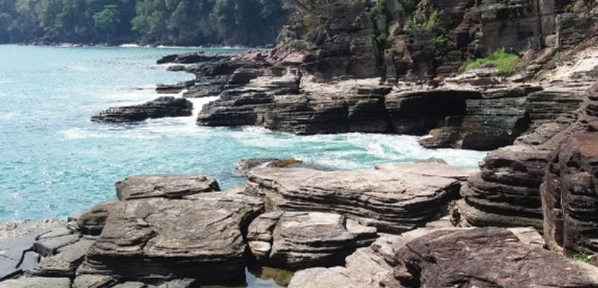 Pantai Batu Lapis: Spot Unik di Bakauheni dengan View Laut & Batu Artistik