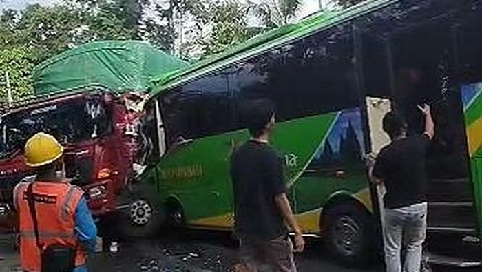 Video Lakalantas di Tanjakan Sedayu Beredar, Penumpang Menangis di Pinggir Jalan