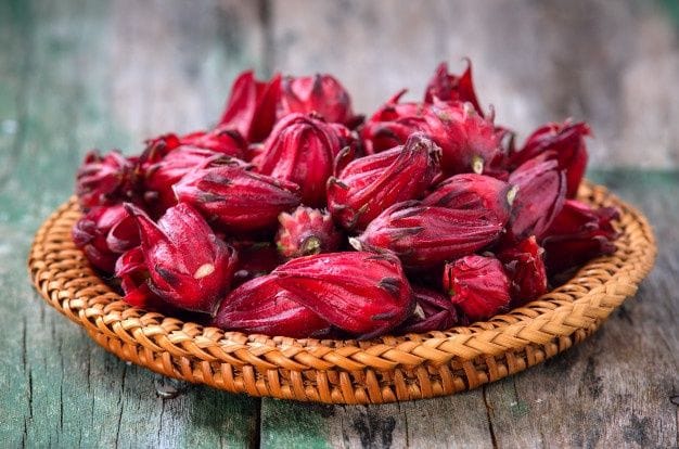  Bukan Sekadar Minuman Segar, Ini Manfaat Luar Biasa Bunga Rosella dan Cara Aman Mengonsumsinya