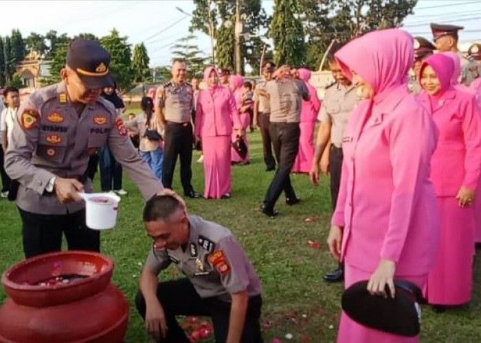 Tradisi Siraman Air Kembang, Warnai Kenaikan Pangkat 67 Personel Polres Lampung Timur