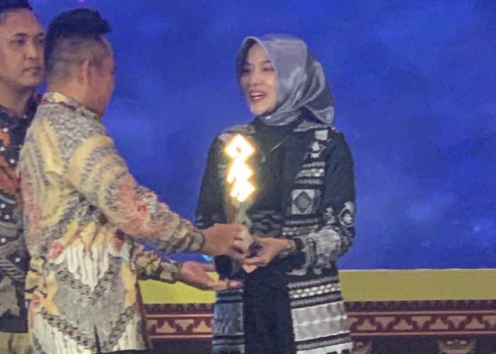 Radar Lampung TV Sabet Presenter Televisi Terbaik di Ajang KPID Lampung  Award 2023