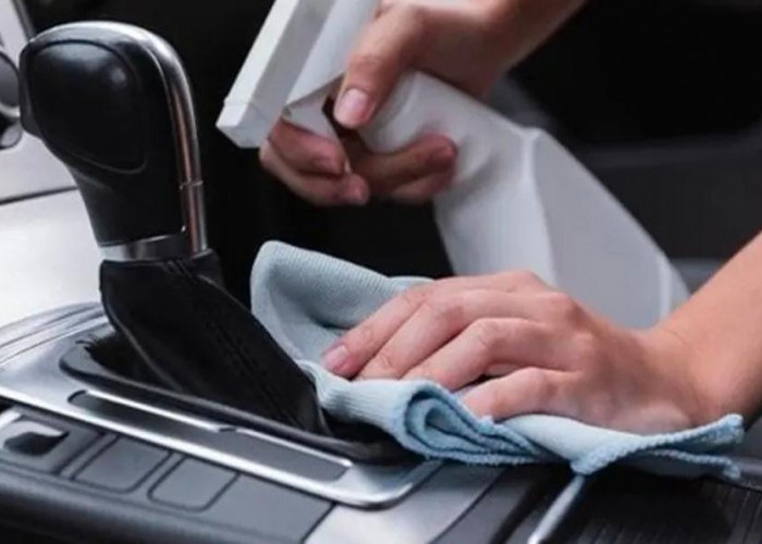 5 Kesalahan Saat Membersihkan Interior Mobil yang Perlu Kamu Hindari 
