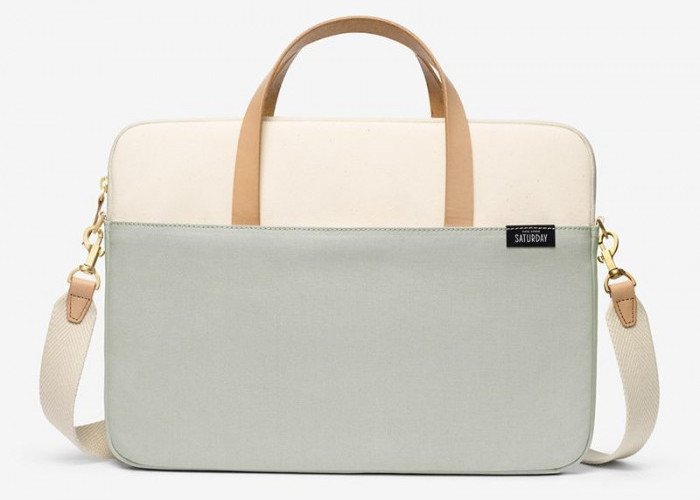 Bahaya Membawa Laptop di Cantolan Motor bagi Pengendara