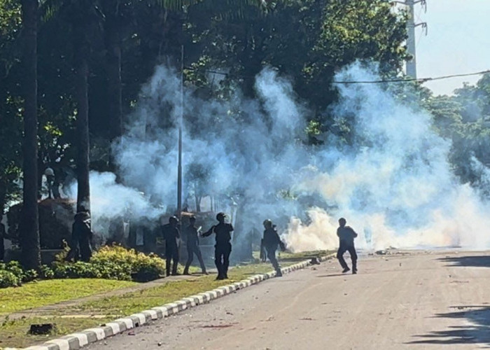 Demo Mako Brimob Kwitang Masih Panas, Massa Terdesak hingga Halte TransJakarta