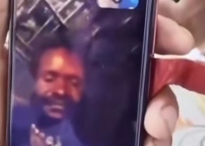 KKB Video Call Keluarga Wili Mbuik Pakai Ponsel Korban Usai Penembakan