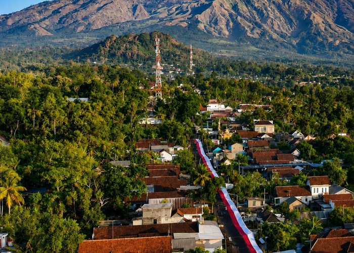 Merah Putih Sepanjang 600 Meter Hiasi Kaki Gunung Arjuno Sambut Semangat Kemerdekaan.