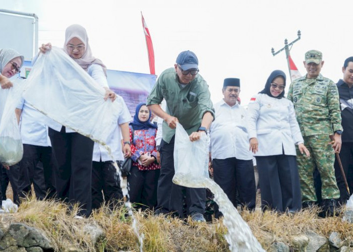 Gubernur Mirza Tebar 33 Ribu Benih Ikan di Mesuji, Warga Diminta Hentikan Praktik Setrum dan Racun Ikan