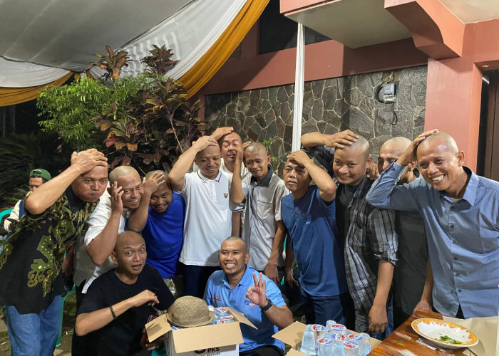 Unggul Hitung Cepat Pilkada Pringsewu, Calon Bupati Riyanto Pimpin Relawan Cukur Gundul