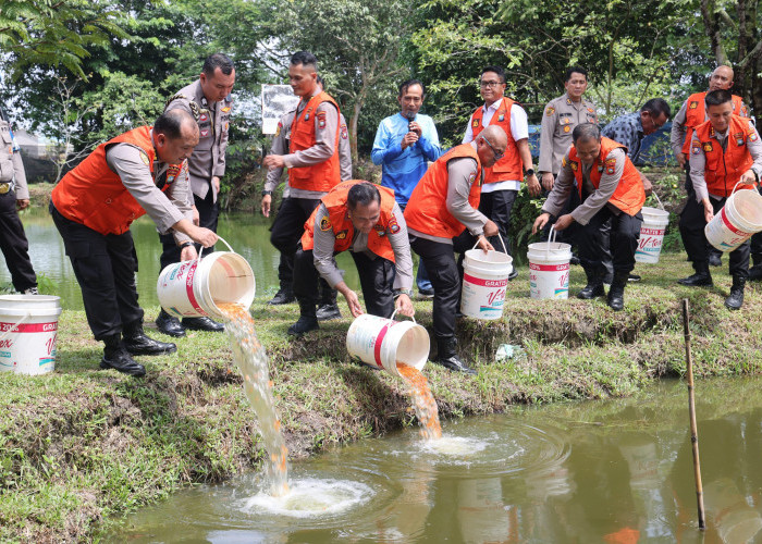 Kapolda Kepri Tanam 50.000 Benih Ikan di Sekupang, Tabur Harapan di Tengah Kolam