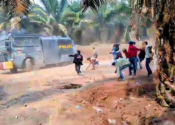 Mobil Water Cannon Polis di Mesuji yang Khendak Memadamkan Karhutla Malah di Lempari Batu Oleh Massa   