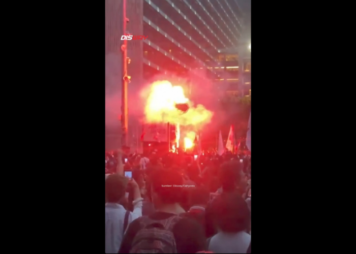 Viral! Peserta Demo Panjat Tiang Lampu Sambil Nyalakan Flare di Bundaran HI