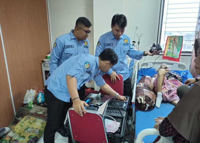 Jemput Bola Perekaman KTP, Disdukcapil Bandar Lampung Sambangi Warga Sakit dan Lansia