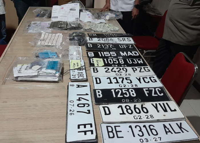 Fakta Oknum Polisi dan Komplotan Curi Mobil Polisi : Punya Ratusan STNK, BPKB, Faktur, Nopol dan Emas Palsu