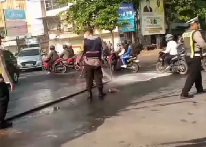 Jalan Urip Sumoharjo Licin Disiram Solar, Polisi dan Damkar Turun Tangan