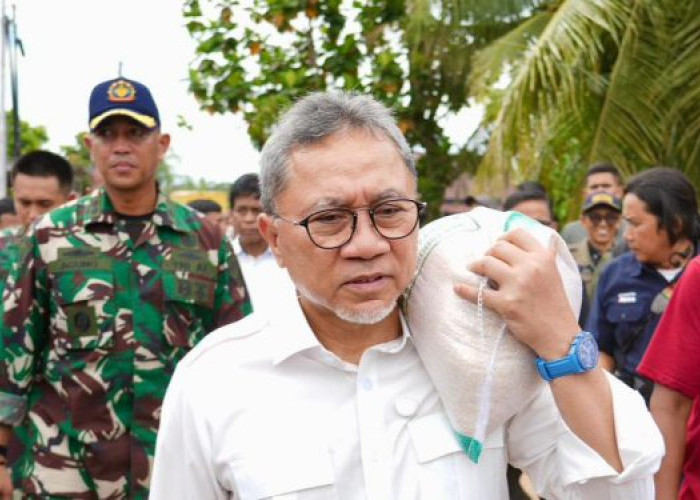 Zulkifli Hasan Panggul Beras untuk Korban Bencana, PAN Bantah Pencitraan