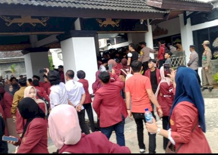 Demo IMM di DPRD Lampung Utara Ricuh, Mahasiswa Bawa 13 Tuntutan dan Desak Seluruh Anggota Dewan Temui Massa