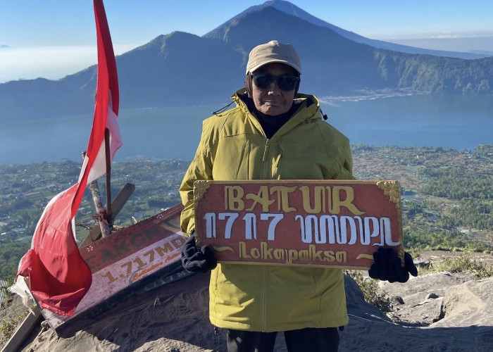 Rayakan Ulang Tahun ke-73, Nenek Ini Lakukan Ekspedisi Touring Motor dan Mendaki 4 Gunung di Indonesia