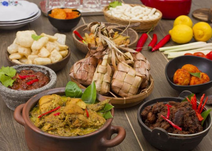 Simfoni Santan: Mengapa Opor dan Ketupat Tak Pernah Absen di Meja Lebaran