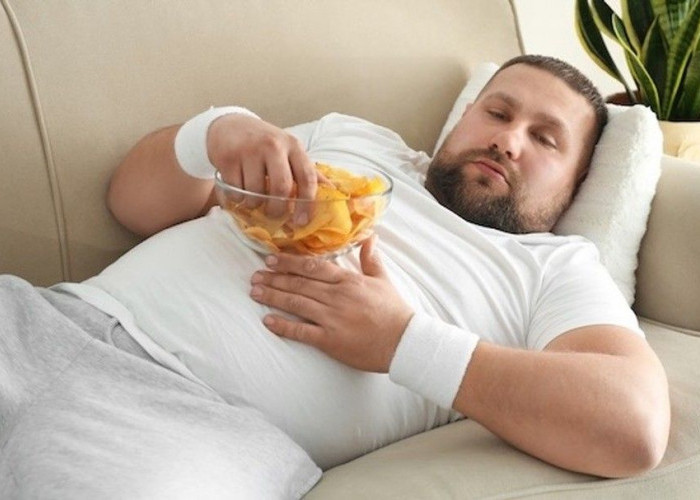 Sering Rebahan Habis Makan? Kebiasaan Ini Bisa Jadi Pemicu Asam Lambung Naik
