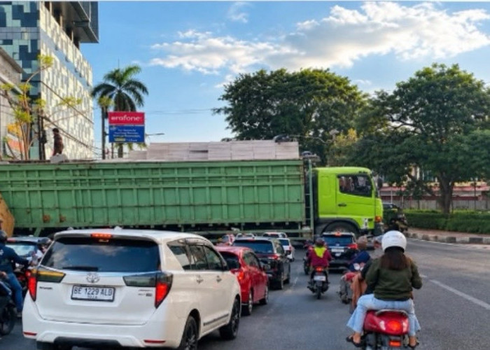 Truk Fuso Bermuatan Hebel Tersangkut di Jalan Raden Intan, Kemacetan Mengular hingga 3 Kilometer