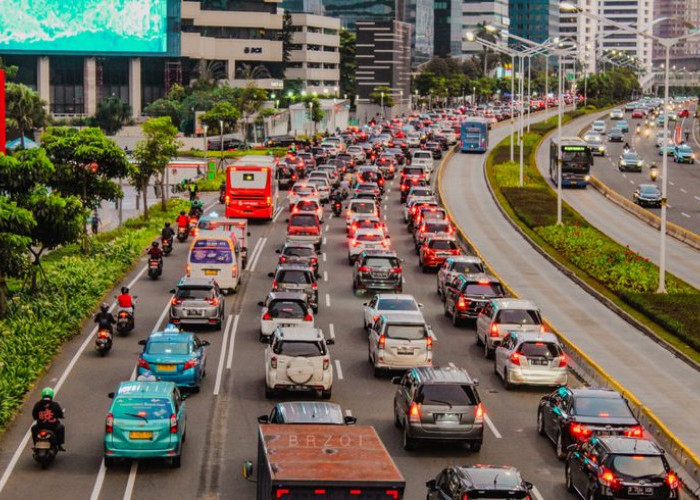 Awas Macet Parah! Truk Overload Muatan Besi Terbalik di Tol Tomang, Jalur ke Slipi Lumpuh