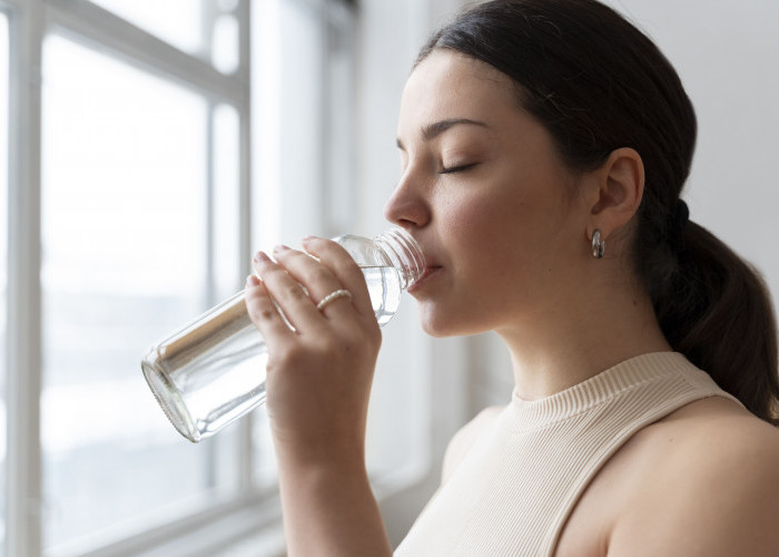 Bukan Cuma Asal 8 Gelas Sehari, Ini Waktu Terbaik Minum Air Putih untuk Jaga Fokus Otak