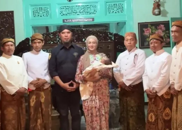 Ahmad Dhani dan Mulan Jameela Resmi Adopsi Bayi Perempuan dari Solo, Diberi Nama Siti Aminah