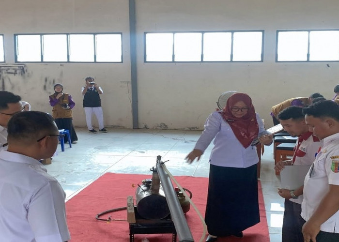 Atasi Sampah Plastik, Dosen ITERA Hibahkan Alat Pirolisis ke SMKN Anak Tuha