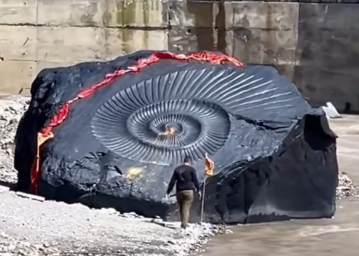 Viral Batu Hitam Raksasa Diklaim Shaligram Muncul Usai Banjir, Ternyata Patung Buatan Manusia