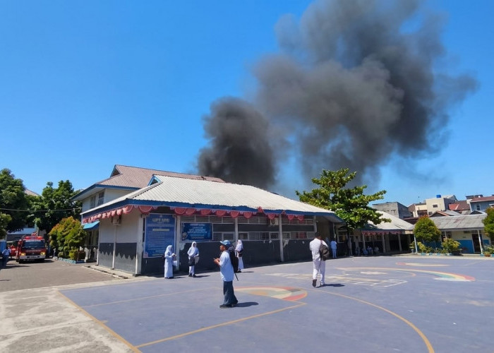 Kebakaran Terjadi di Belakang SMA Negeri 5 Makassar, Siswa Sempat Panik