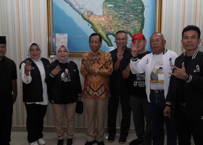 Safari Politik Mahfud MD ke Lampung, Terima Gelar Adat Hingga Bertemu Petani dan Pemuda