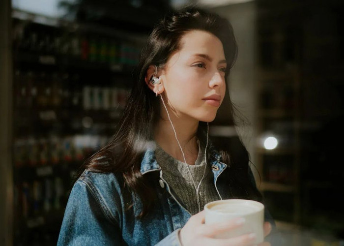 Kuping Sering Berdenging karena Earphone? Anak Muda Perlu Waspada Gangguan Pendengaran! 