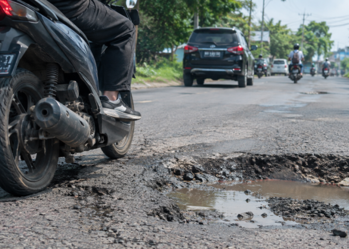 Tak Cuma Bikin Kaget, Lubang Jalan Bisa Diam-Diam Merusak Velg Motor