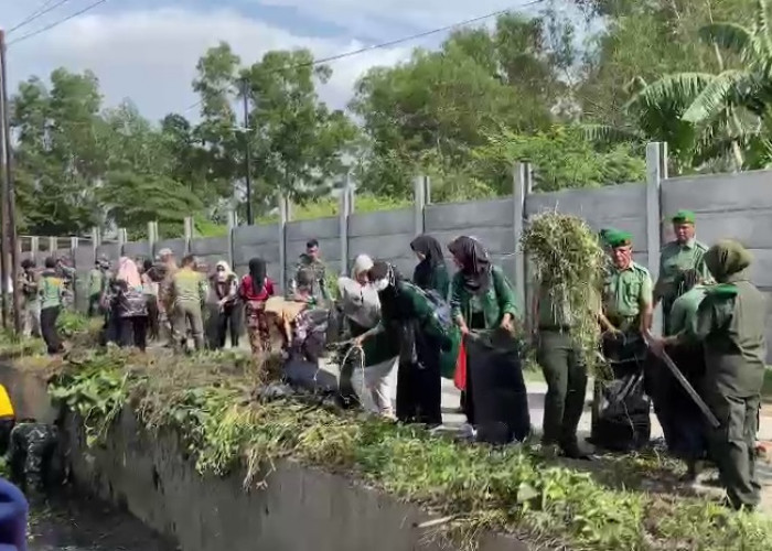 Musim Hujan Tiba, TNI dan Pemkot Bandar Lampung Bersihkan Saluran Air
