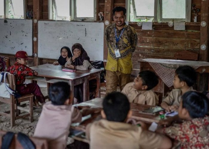 Indonesia Disebut Darurat Guru, DPR Usul Semua Guru Jadi PNS